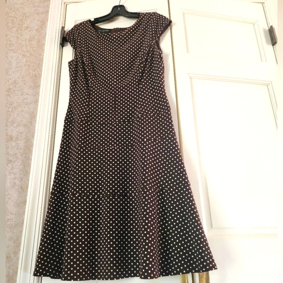Jones New York Dresses & Skirts - Jones New York Swing Dress Size 8 Polka Dot Brown Short Sleeve  Stretch.